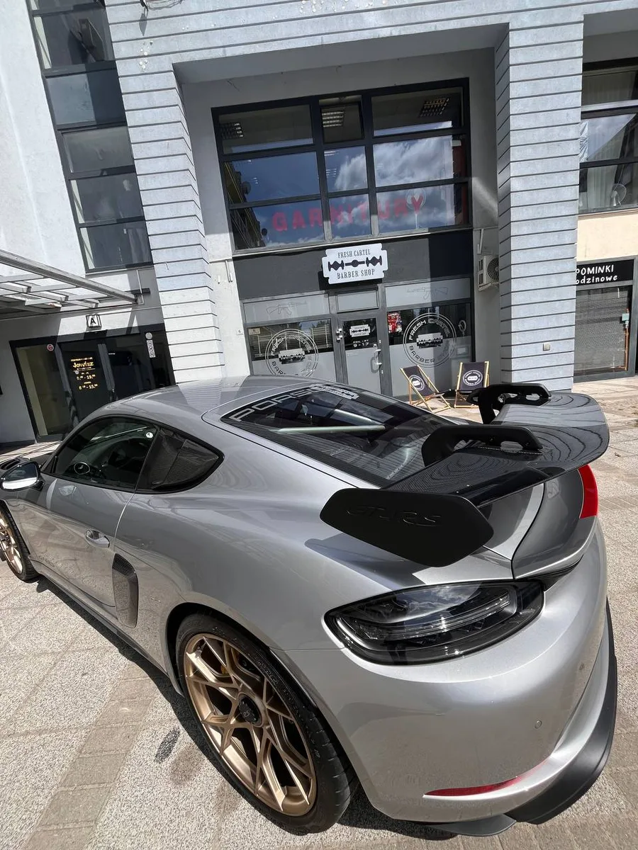 Porsche przed salonem Fresh Cartel Koszalin